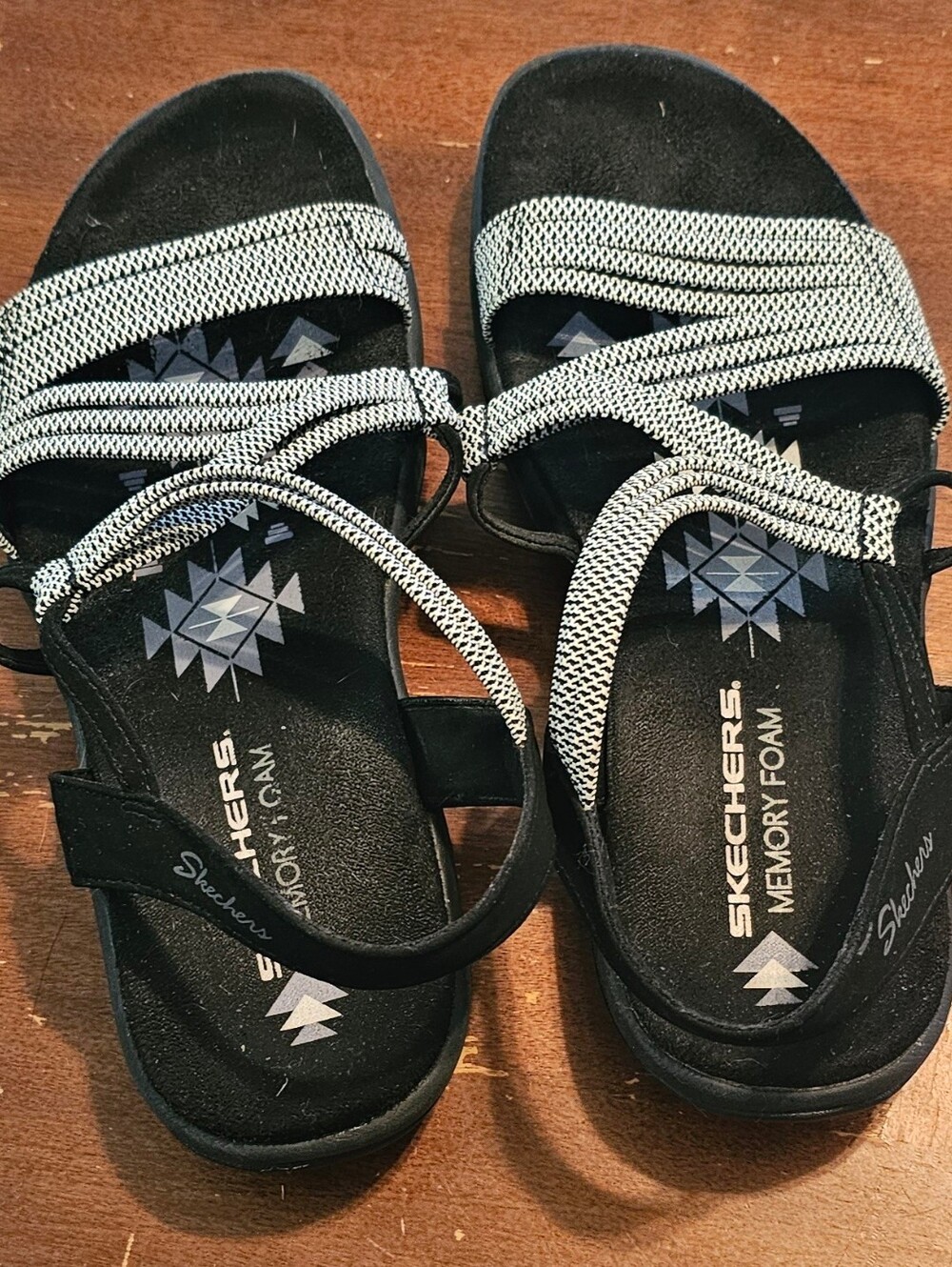 Women's 7.5 Skechers Black & White Memory Foam Strappy Sandals